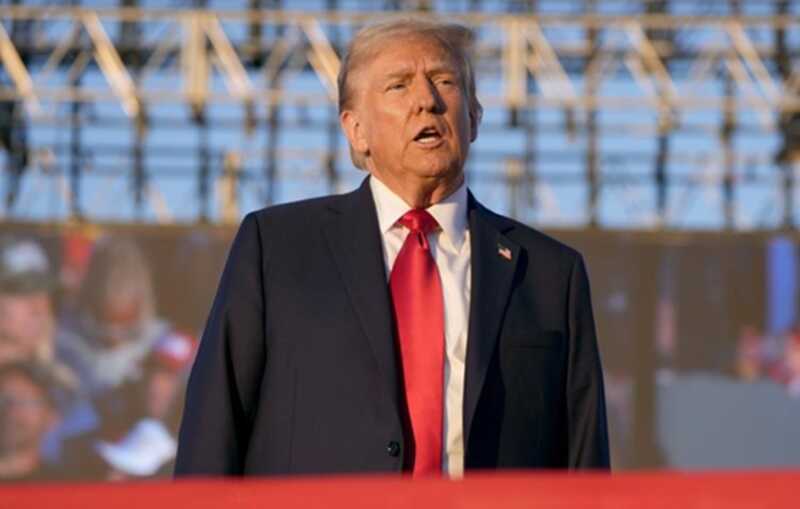 Трамп охарактеризовал папу Франциска как «сторонника мира» и распорядился опустить флаги