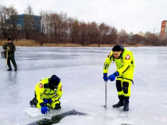 Пришлось вырезать бензопилой: в Киеве спасатели доставали вмерзшего в лед утопленника