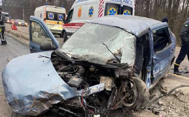 Новое ДТП на Одесской трассе под Киевом: столкнулись грузовик Mercedes-Benz и легковушка Lada Kalina