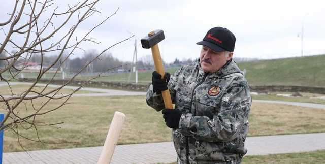 "Надо нормально питаться": Лукашенко признался, что не хочет вакцинироваться