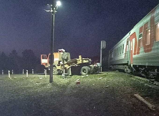 Поезд Адлер — Томск врезался в КамАЗ: вагоны сошли с рельсов