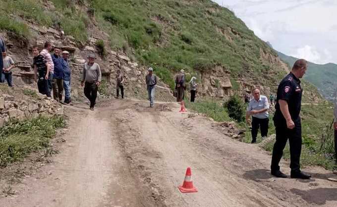 В Дагестане автомобиль, в котором была семья с двумя детьми, рухнул с обрыва