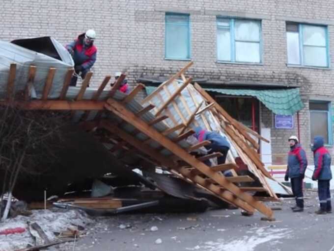 В российском городе ветер снес крышу детского сада во время занятий