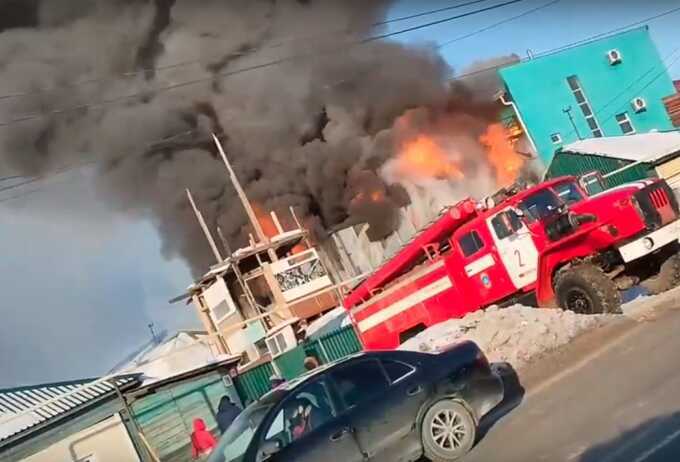 Людей эвакуировали из горящей пятиэтажки в российском городе