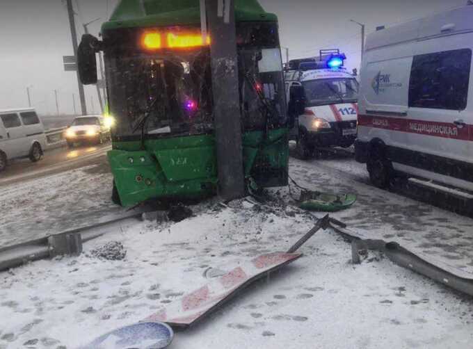 В Челябинске сразу два автобуса попали в аварию из-за снегопада