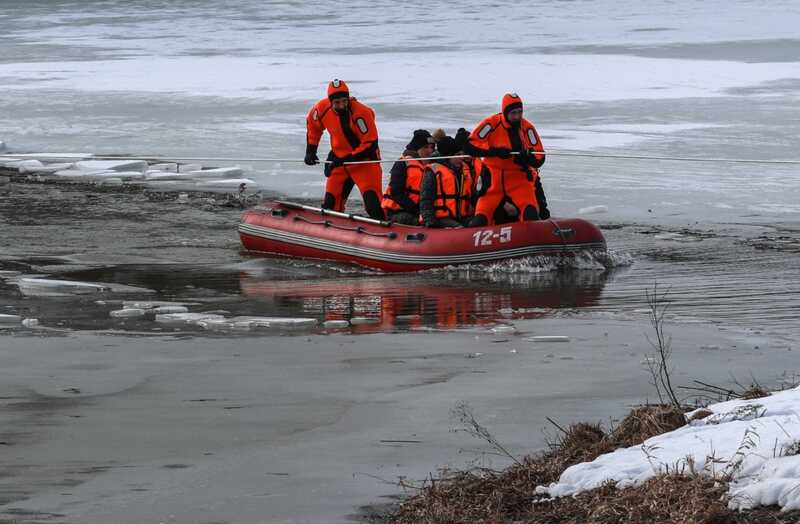 В Забайкалье грузовик КАМАЗ провалился под лёд реки, водитель погиб