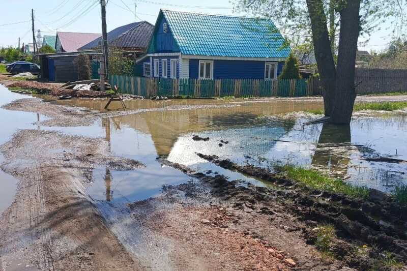 В Челябинске из-за наводнения разрушаются дома