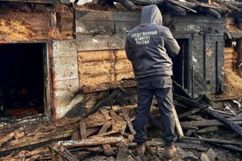 В частном доме в Якутске произошел пожар, в результате которого погибли взрослый человек и ребенок